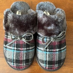 Minnetonka Plaid Women’s Slippers Size 7M